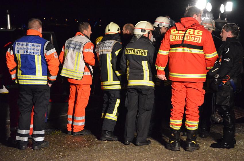 Einsatz BF Koeln PKW im Rhein Mondorf Hersel P060.JPG